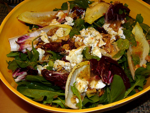Зеленый салат с козьим сыром и грецкими орехами