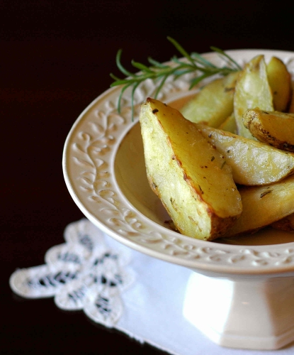 Запечённые картофельные дольки с горчицей и розмарином