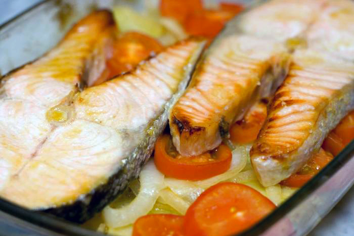 Запеченный лосось с овощами