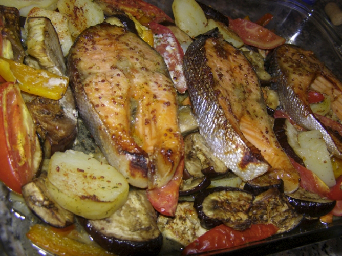 Запеченный лосось на овощной “перине”