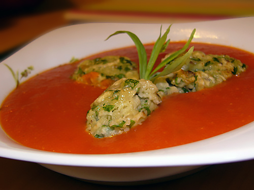 Томатный суп с кнелями из базилика (Soupe à la tomate et quenelles au basilic)
