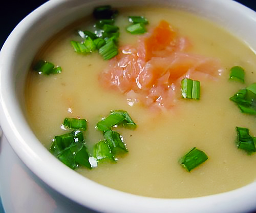 Картофельный суп с копченым лососем