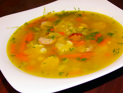 Овощной суп с колбасками и чечевицей