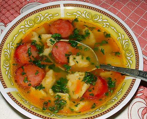 Быстрый суп с галушками и копченой колбасой