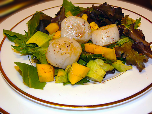 Салат с морскими гребешками, манго и авокадо