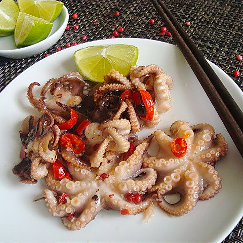 Маринованные молодые осьминоги на гриле по-тайски