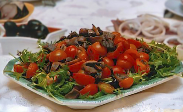Салат с грибами и помидорами черри