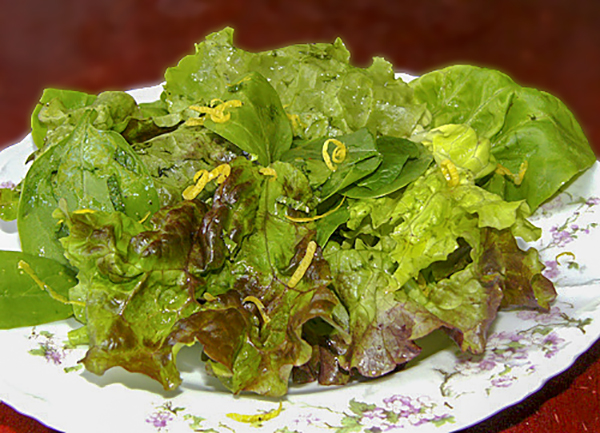 Зеленый салат с лимонно-мятной заправкой