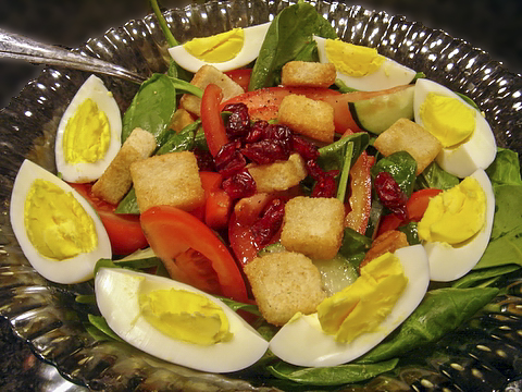 Салат из шпината, овощей и сушеной клюквы