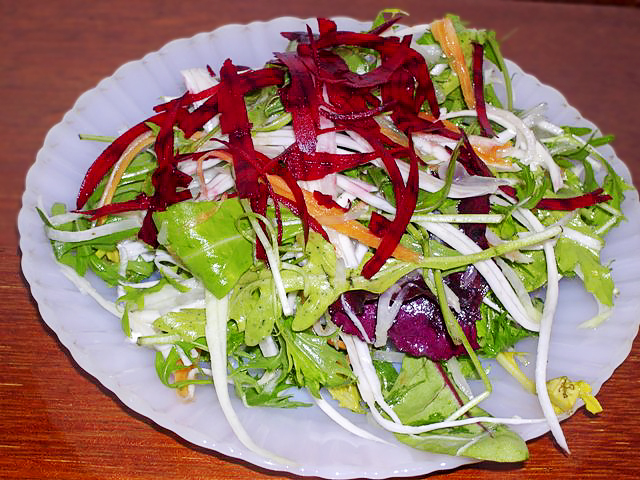 Зеленый салат с помело и корнеплодами