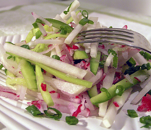 Салат из кольраби, огурцов и редиса