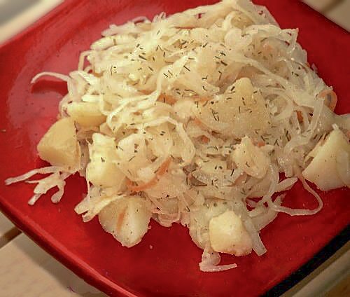 Салат из кислой капусты с картофелем