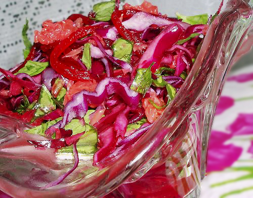 Красный салат со свеклой, капустой и грейпфрутом