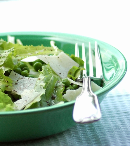 Салат с зелёным горошком, мятой и сыром пекорино