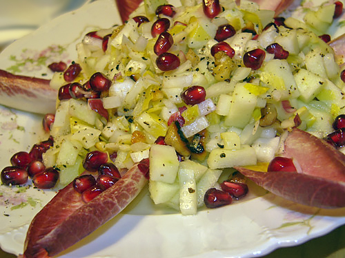 Салат из эндивия с яблоками, орехами и гранатами