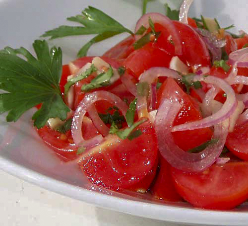 Салат из помидоров и фиолетового лука