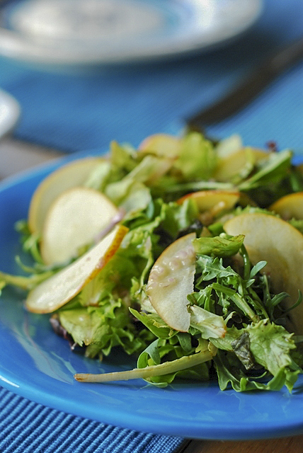 Зеленый салат с яблоком