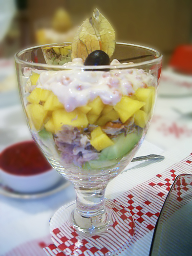 Салат-коктейль с копченой рыбой, манго и авокадо