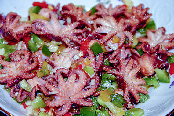 Салат из маринованных осьминогов