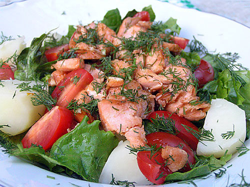 Летний салат с лососем