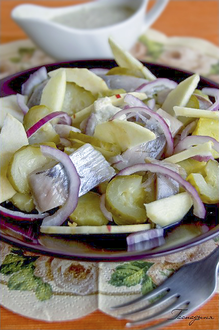 Салат с сельдью и яблочным соусом