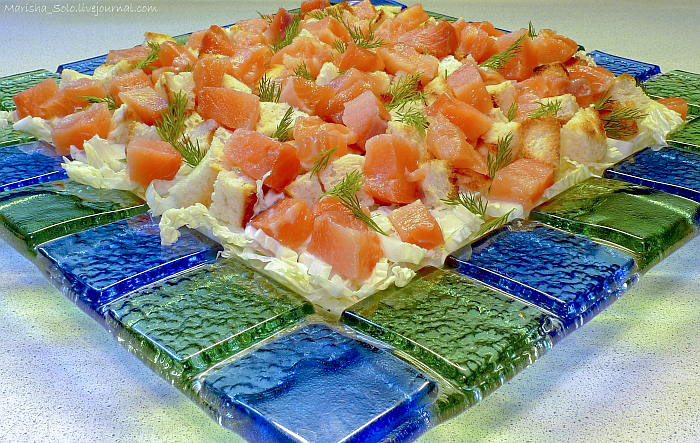Салат с красной рыбой и крутонами