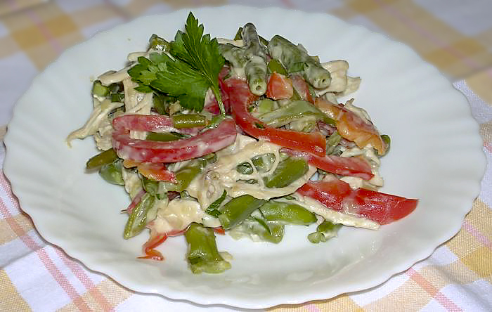 Салат с курицей и зеленой фасолью
