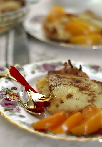 Блинчики с миндальной начинкой с персиками под соусом сабайон