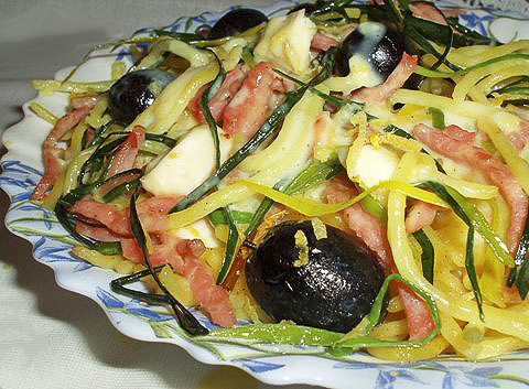 Спагетти с лимонным соусом, фетой и маслинами