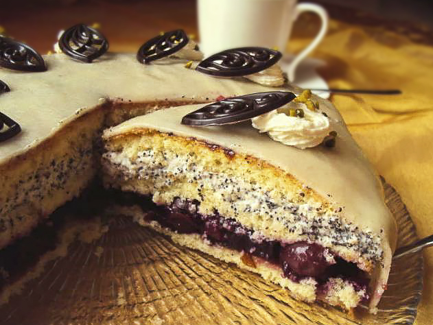 Вишнево-маковый торт с глазурью из марципана или белого шоколада