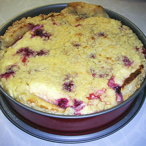 Мягкий творожный пирог с ягодами и штрейзелем