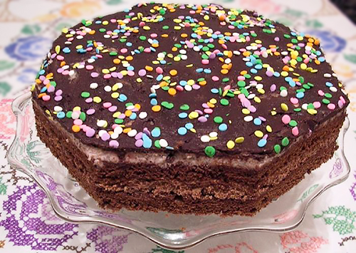Шоколадный торт с вишневым и шоколадным кремом