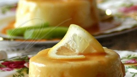 Лимонное суфле под карамельным соусом