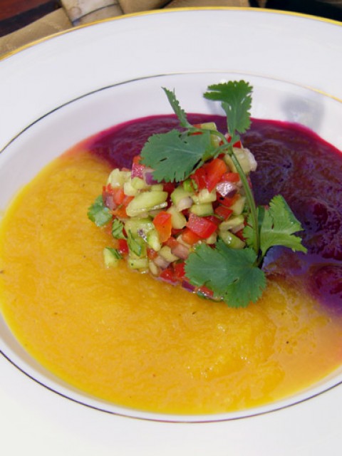 Двухцветный суп из свеклы с гаспачо салатом