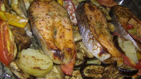 Запеченный лосось на овощной «перине»