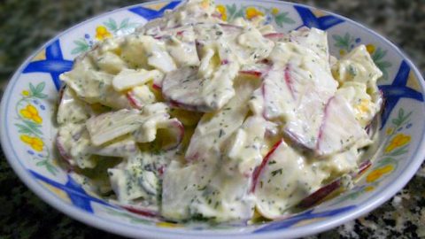 Салат из редиски со сметаной и желтком