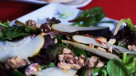Салат с грушами и карамелизированными орехами