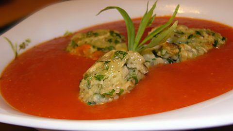 Томатный суп с кнелями из базилика (Soupe à la tomate et quenelles au basilic)