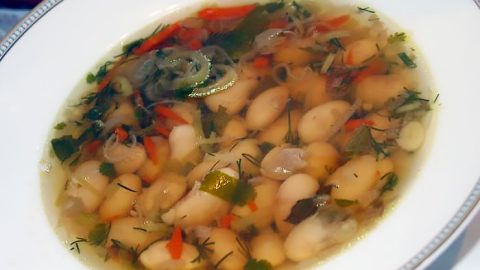 Фасолевый суп с луком-пореем