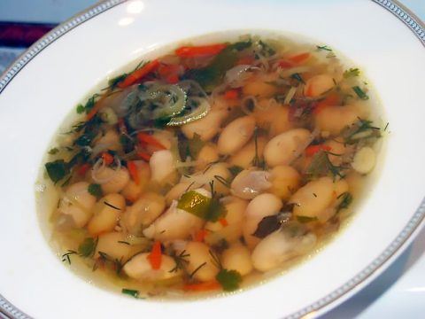 Фасолевый суп с луком-пореем