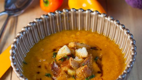 Суп-пюре из печеных перцев, цветной капусты и козьего сыра