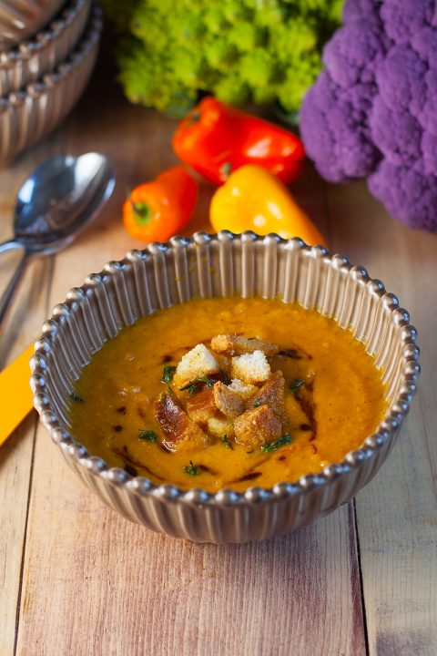 Суп-пюре из печеных перцев, цветной капусты и козьего сыра