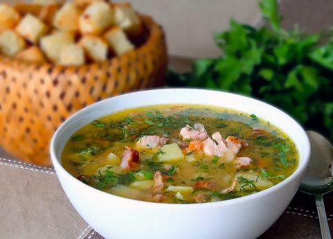 Гороховый суп с копченостями и сухариками