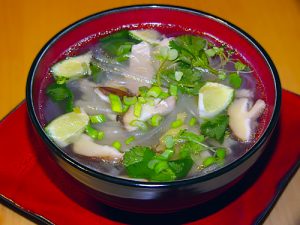 Суп с рисовой лапшой по-тайски