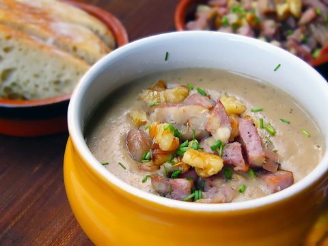 Суп с каштанами, сухими белыми грибами и грецкими орехами