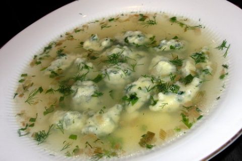 Суп с клецками из шпината и творога