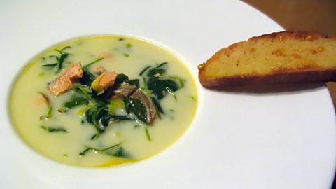 Суп с лососем и кресс-салатом