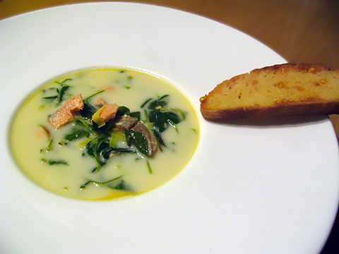 Суп с лососем и кресс-салатом
