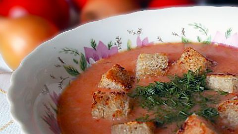 Суп-пюре из свежих помидоров с гренками