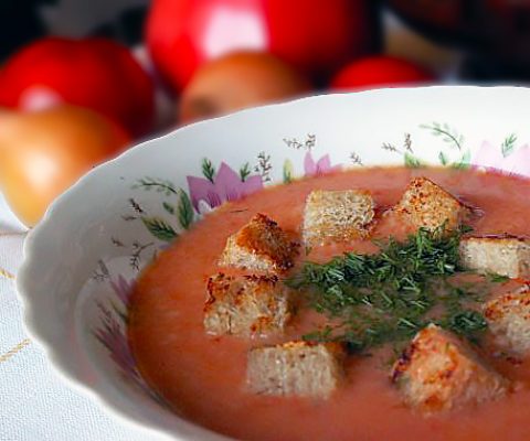 Суп-пюре из свежих помидоров с гренками
